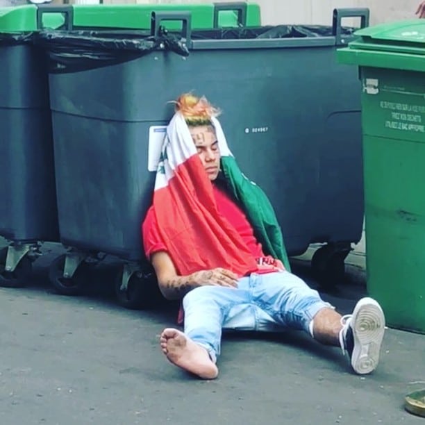 Al rapero se le vio devastado tras la eliminación de México en Rusia