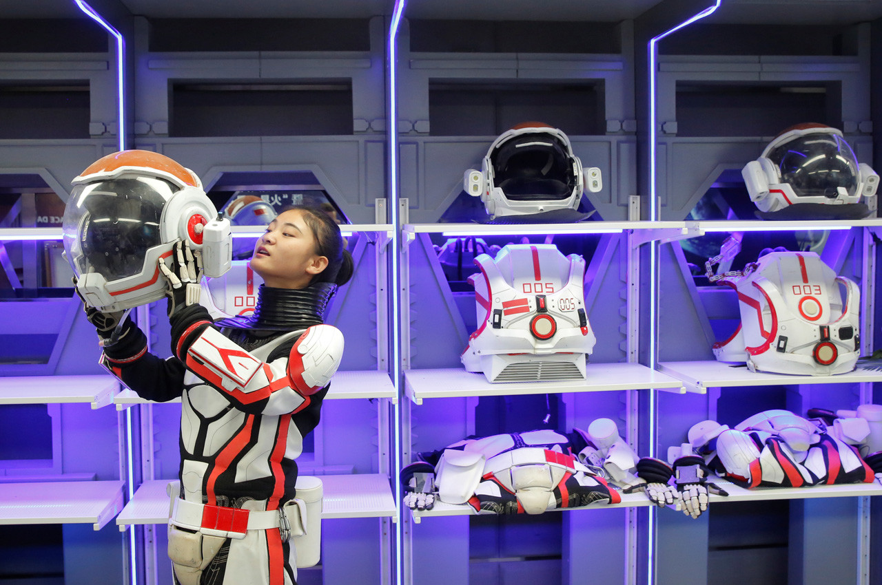 Demostración de cómo se coloca el casco de un traje espacial