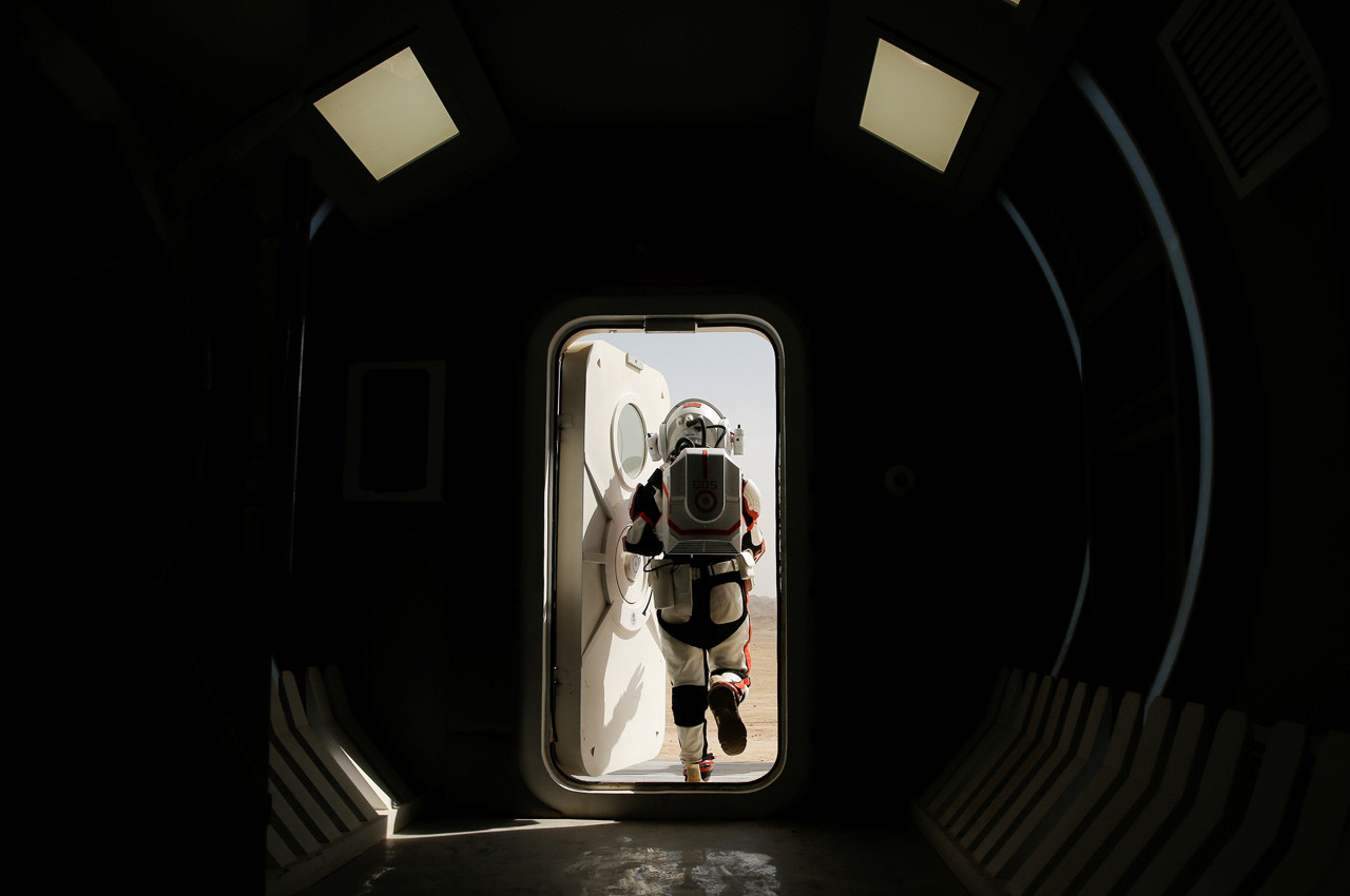 Un miembro del personal de la base educativa en traje espacial