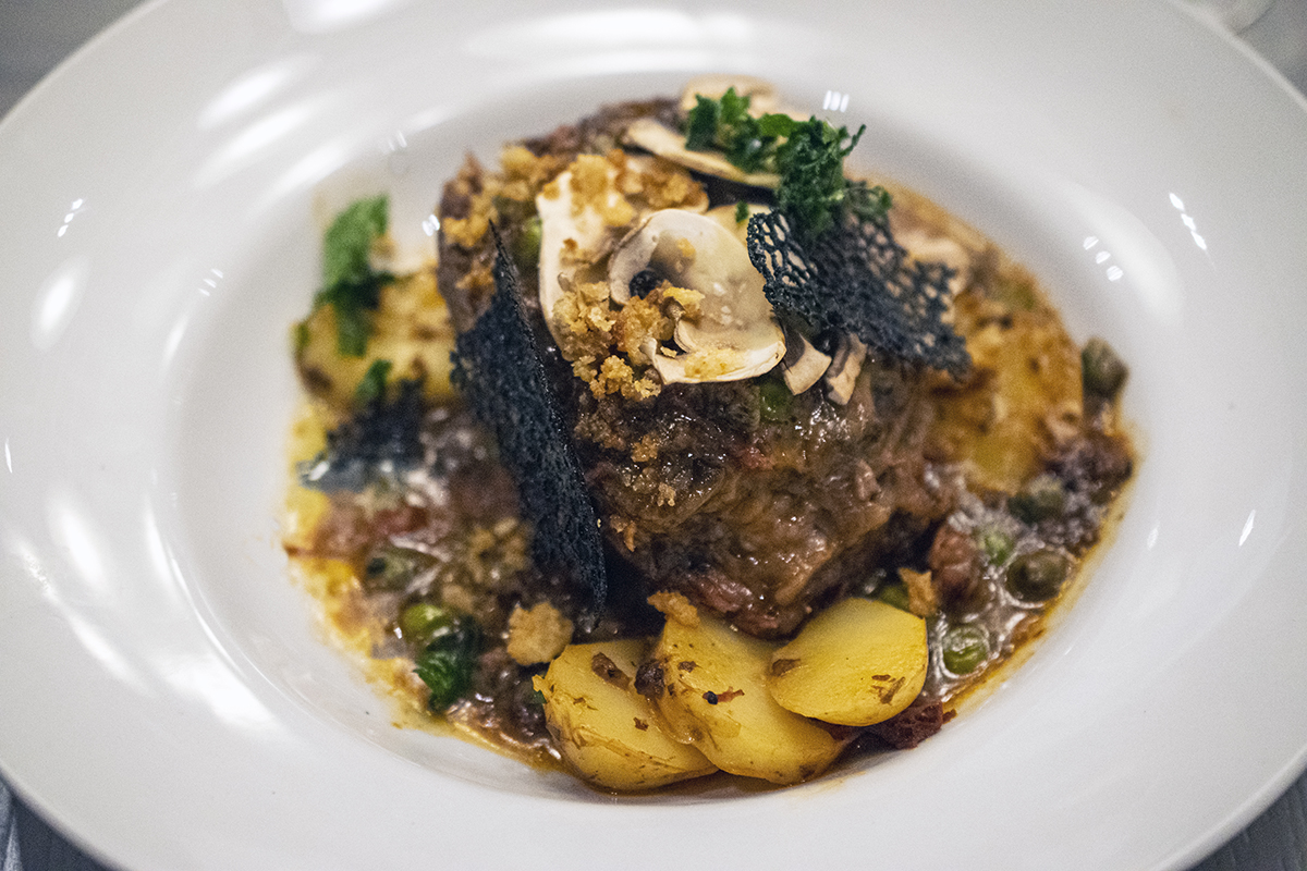 Costilla de res en cocción lenta. Photo W. Scott Koenig