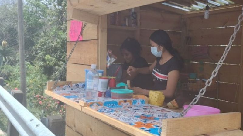 Esmeralda junto con su madre en el puesto de raspados