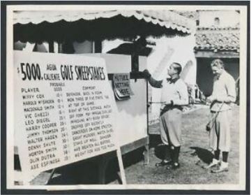 Walter Hagen y Horton Smith revisando el Leader Board en Agua Caliente Golf Club