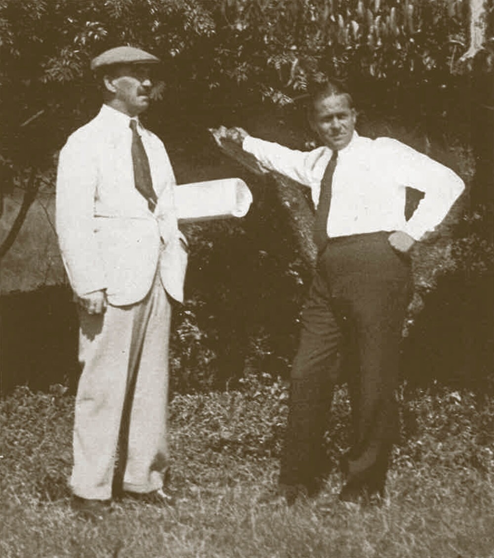 Dr. Alister MacKenzie y el legendario Bobby Jones recorriendo layout en Agusta National