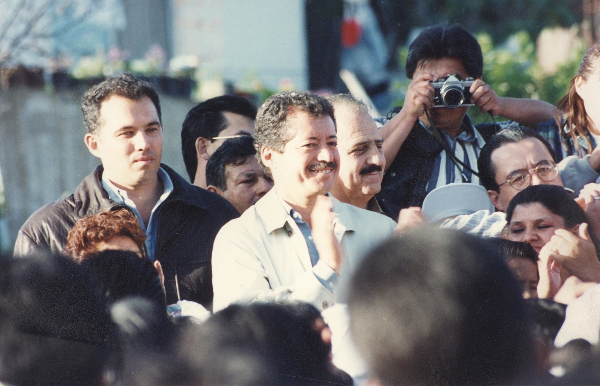 Mario Luis Fuentes (chamarra café) a la izquierda de Luis Donaldo Colosio
