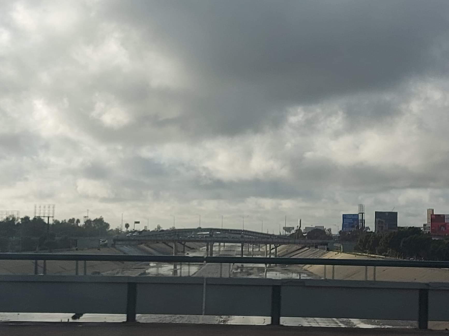 Agua de la canalización Río Tijuana en estos momentos