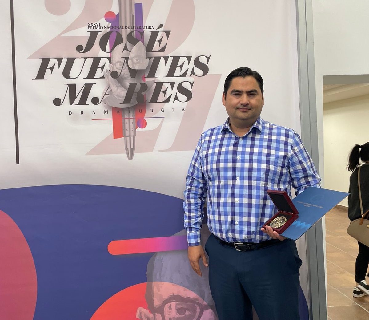 Hugo Alfredo Hinojosa recibiendo premio José Fuentes Mares