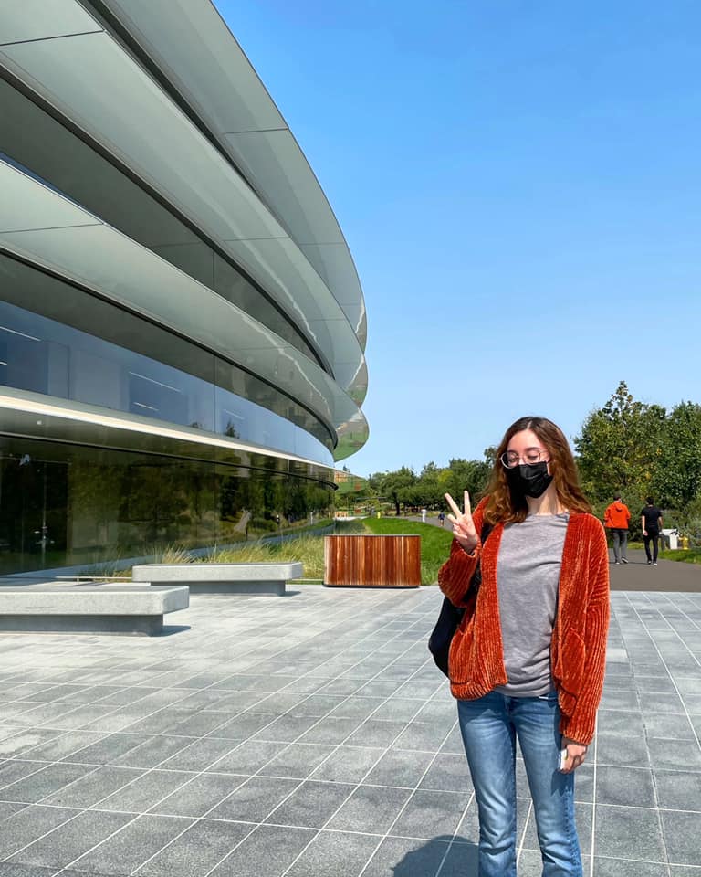 Karla Sofía en Apple (Facebook)