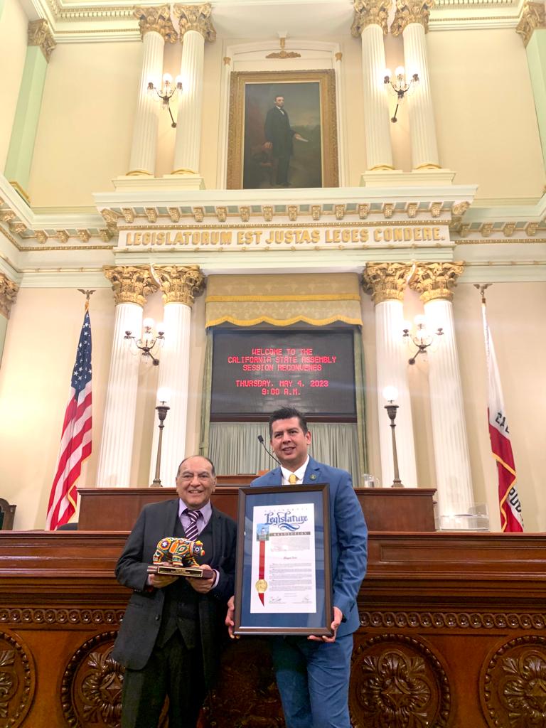 Don Miguel Ruiz junto al Asambleísta David Álvarez