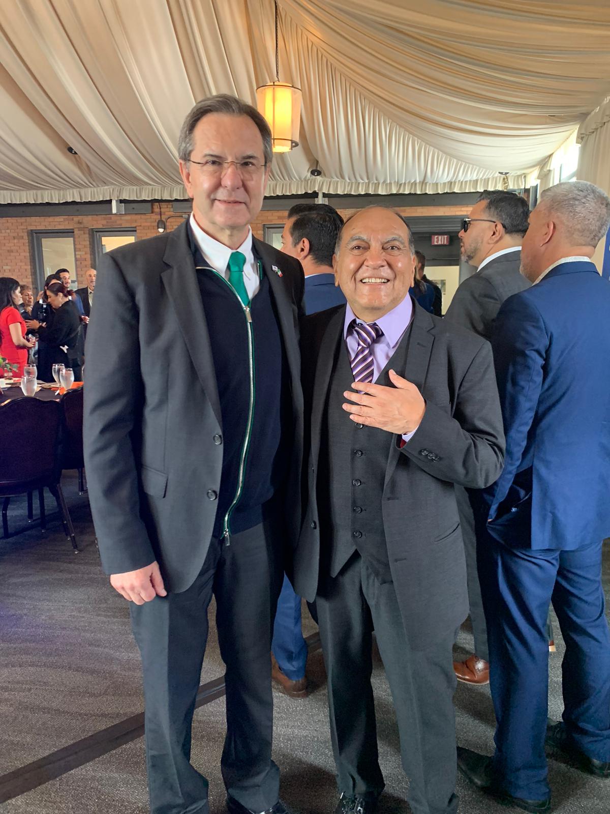 Don Miguel Ruiz junto a Esteban Moctezuma, Embajador de México en los Estados Unidos