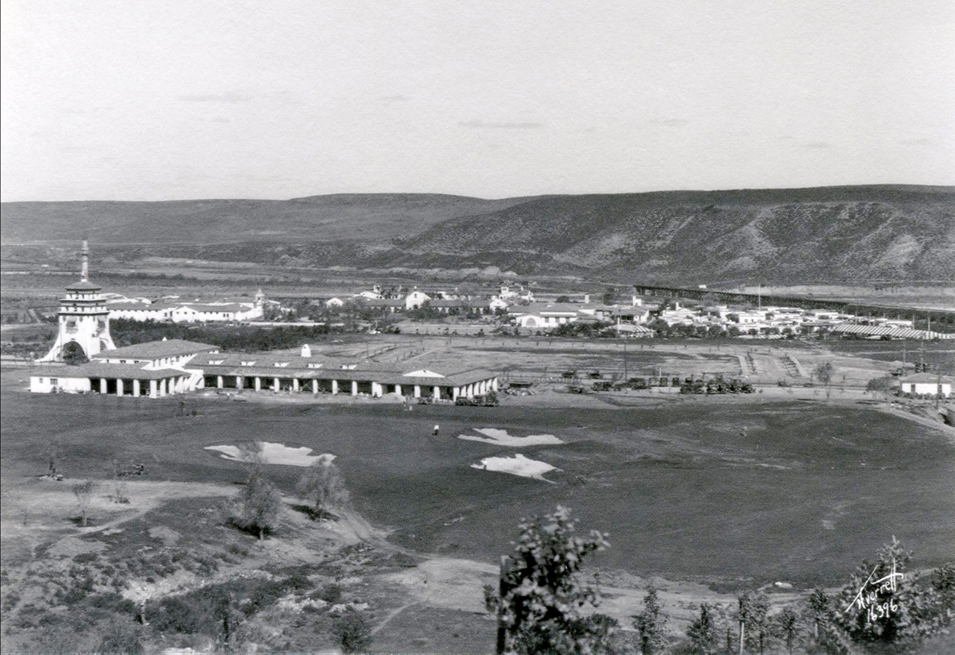 Complejo Agua Caliente. A la derecha un poco fuera de cámara el galgómodro. Foto de 1930. Colección de Arturo Arrizón