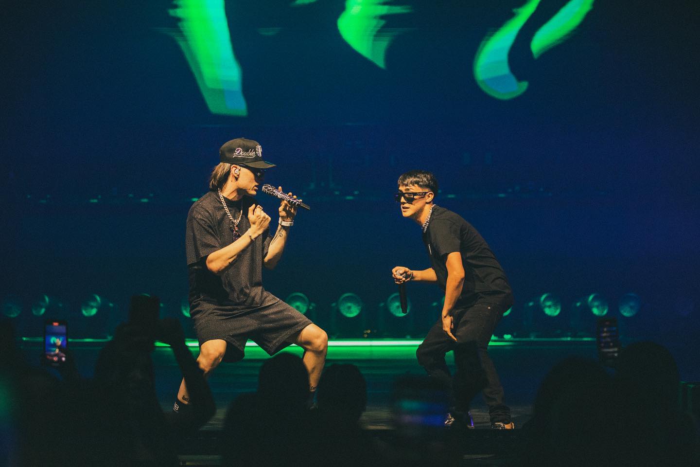 Peso Pluma portando la cadena en uno de sus conciertos más recientes (Vía Facebook: Peso Pluma)