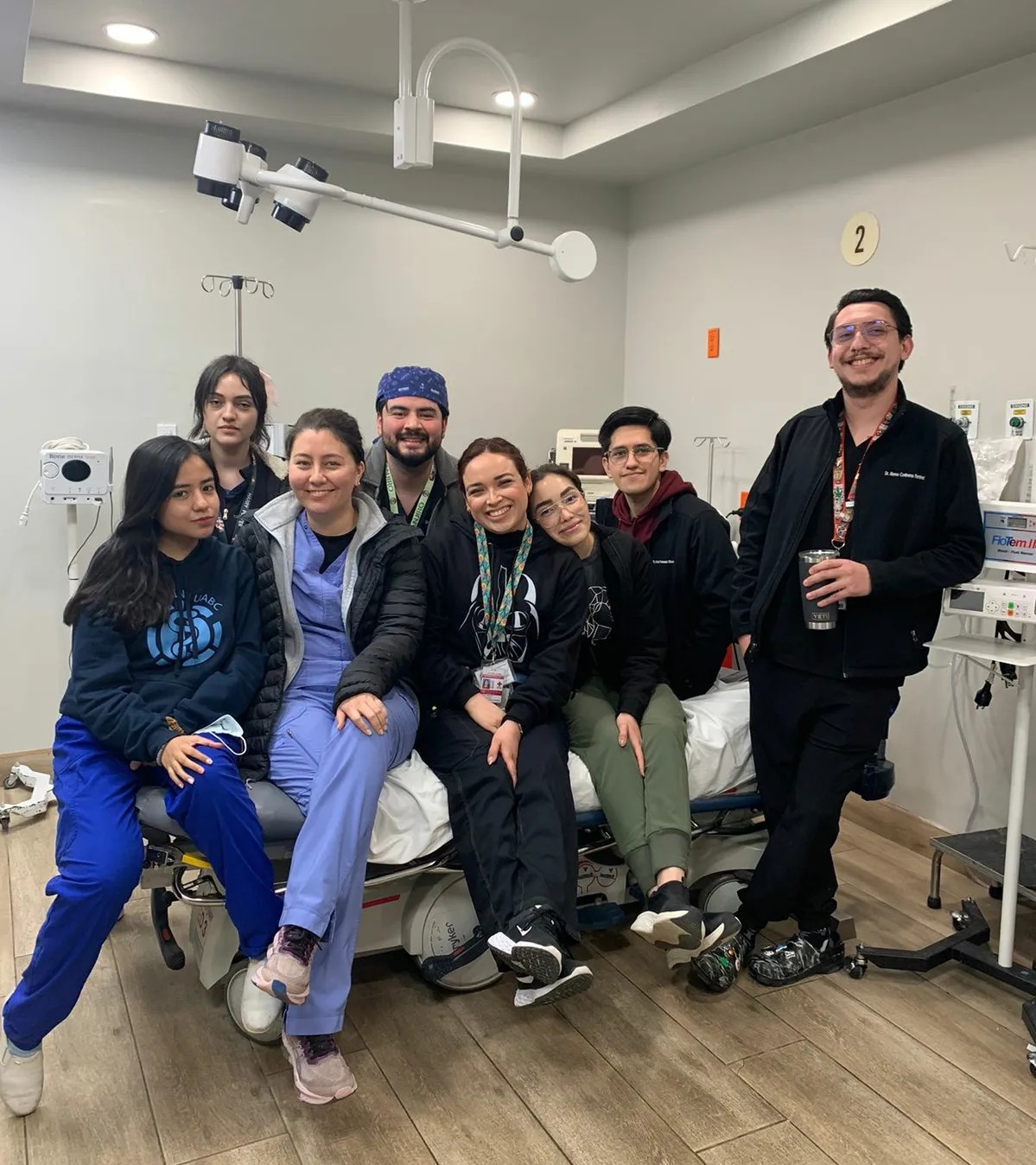 Thania con sus compañeros del internado de pregrado en Cruz Roja Tijuana