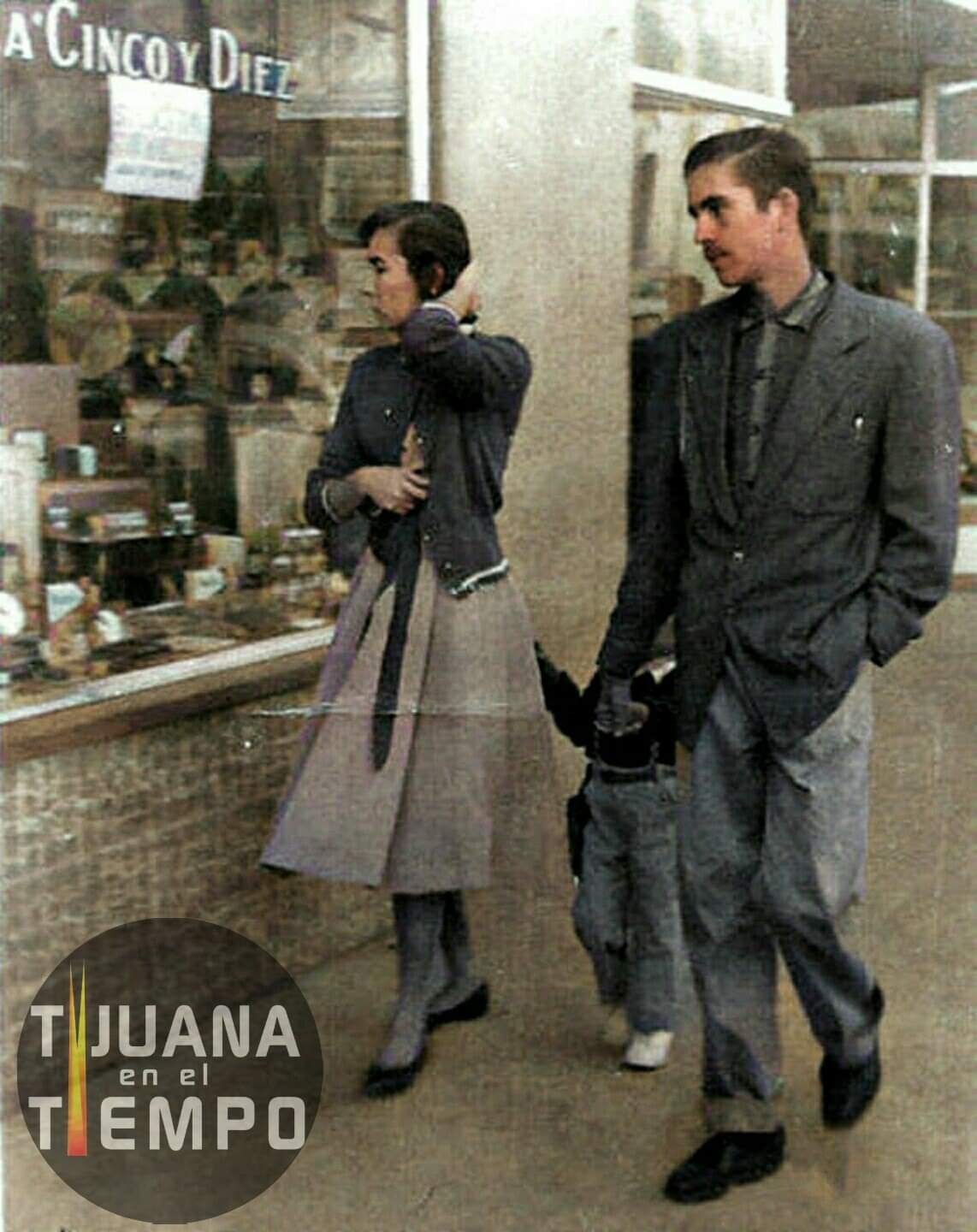 Family in front of 5 y 10 store in Downtown Tijuana in 1960 / Photo colorized by: Tijuana en el Tiempo