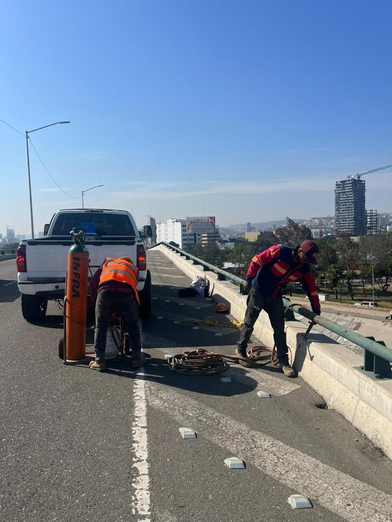 Staff of the Municipal Adminisrtation in preliminary work in Puente El Chaparral. Courtesy: Municipal Administration of Tijuana