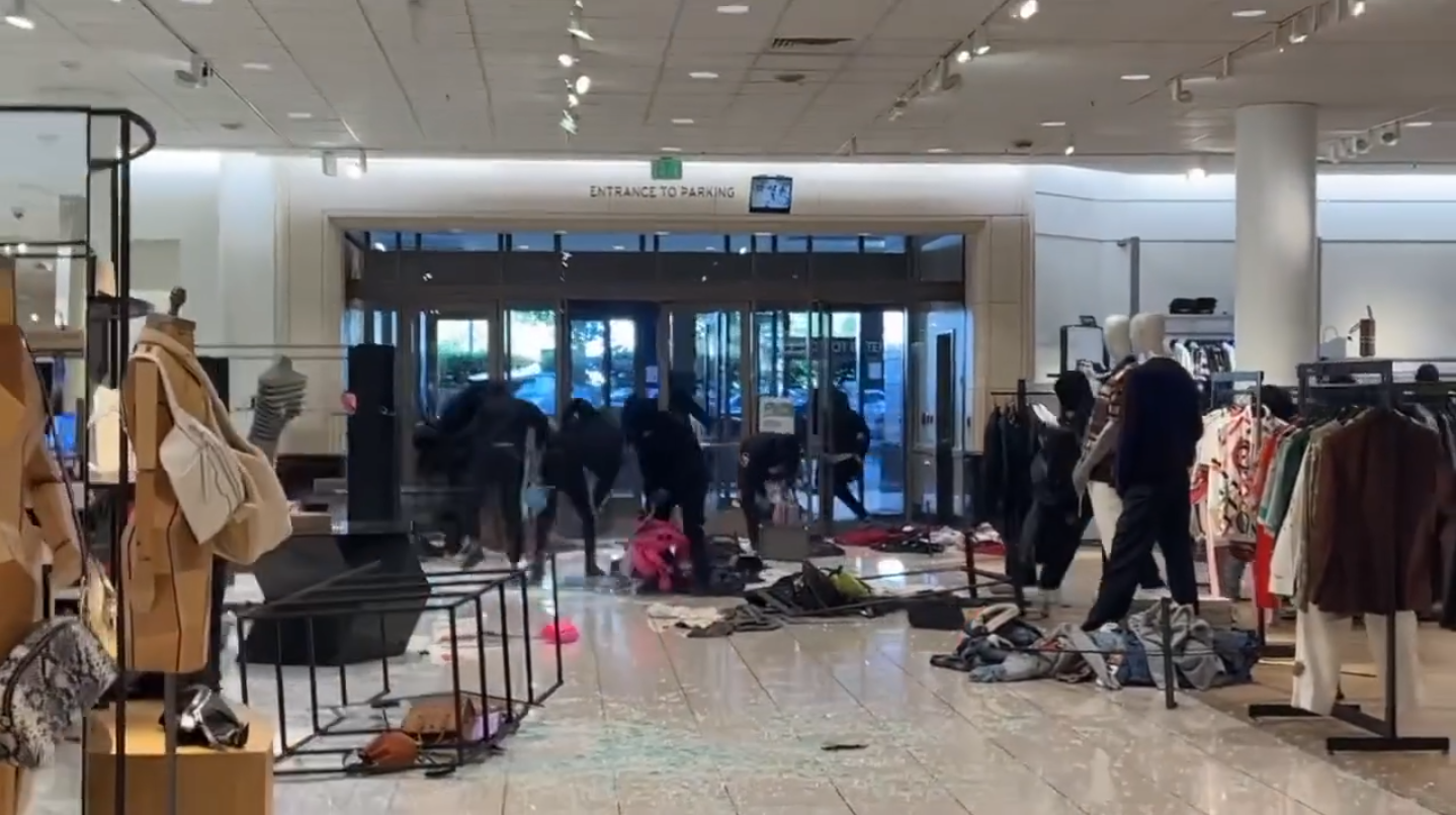 La multitud estaba conformada por hasta 50 personas. Foto: Captura de pantalla.