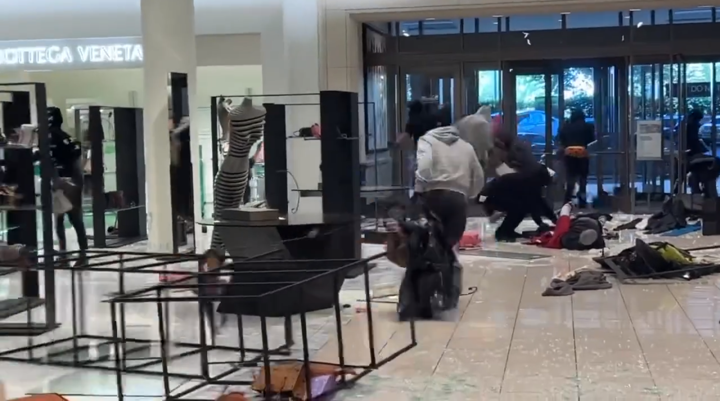 La planta baja de la tienda departamental quedó destrozada. Foto: Captura de pantalla.