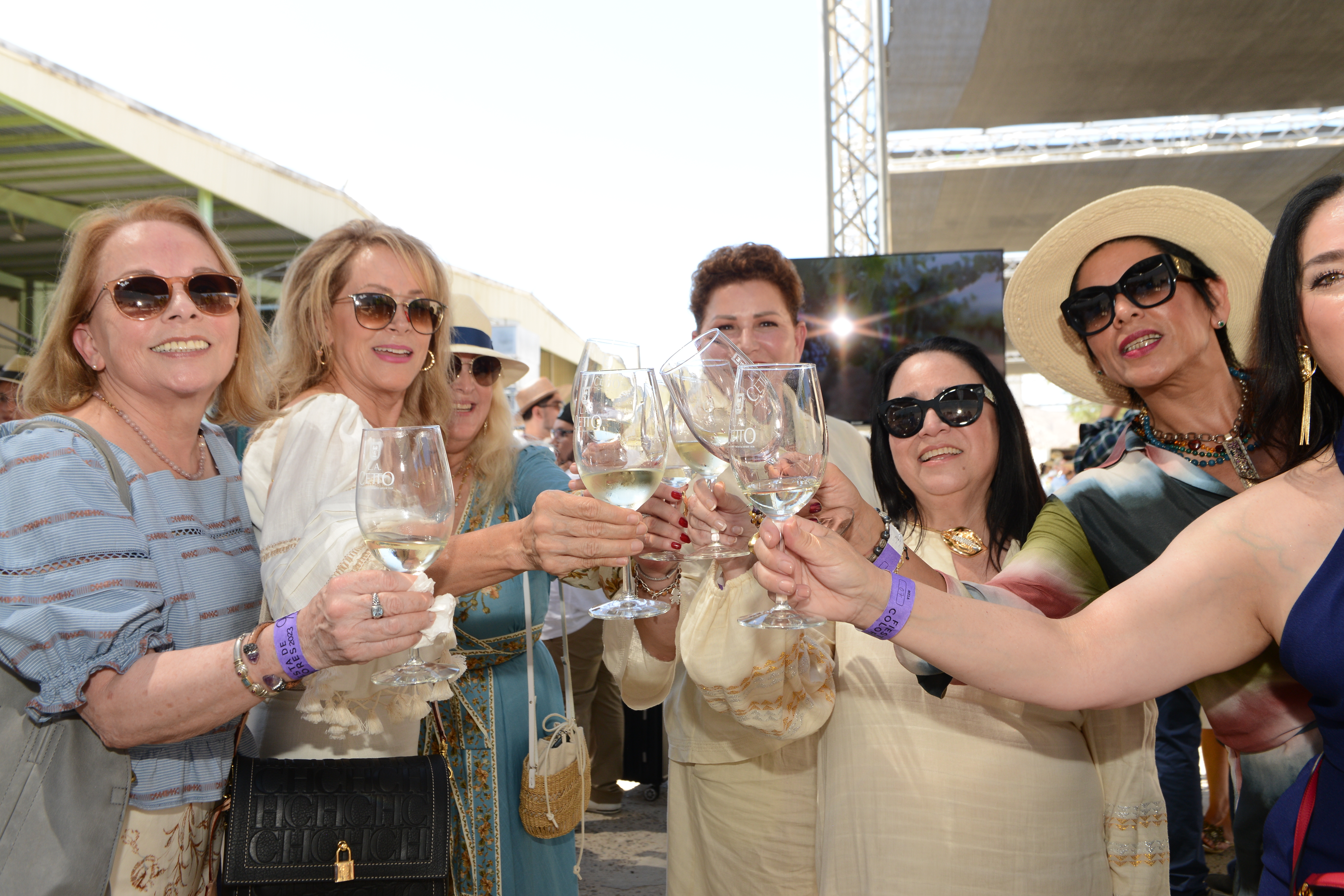 Las personas disfrutaron de su copa de vino mientras convivían.