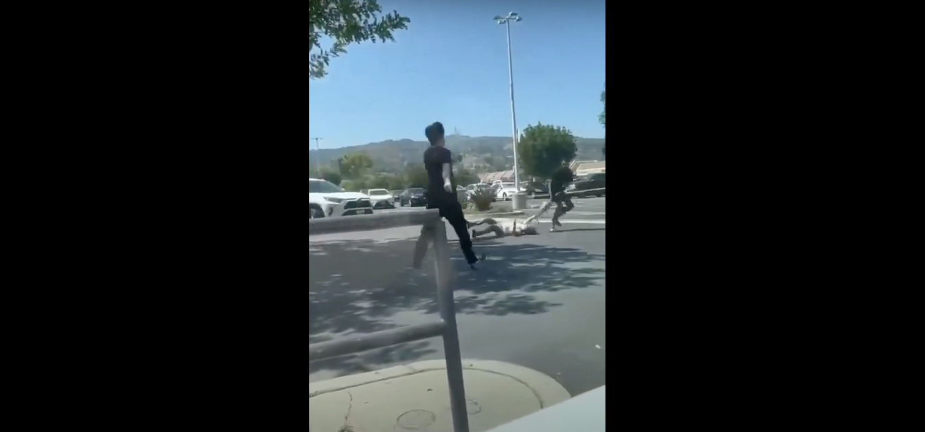 La mujer fue arrastrada por el estacionamiento / Captura de pantalla