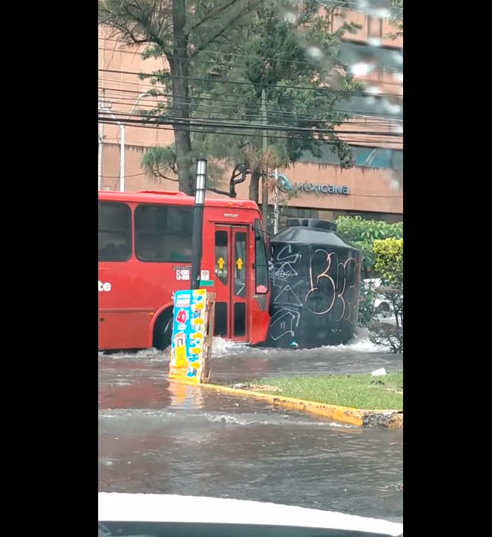 Tinaco chocando con el camión / TikTok