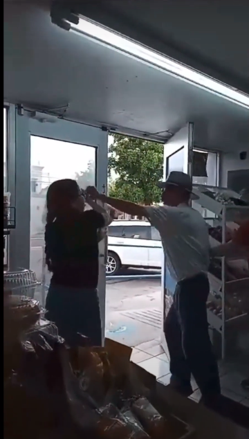 Momento en el que Hilario comenzó a intentar agredir a Alma / Captura de pantalla