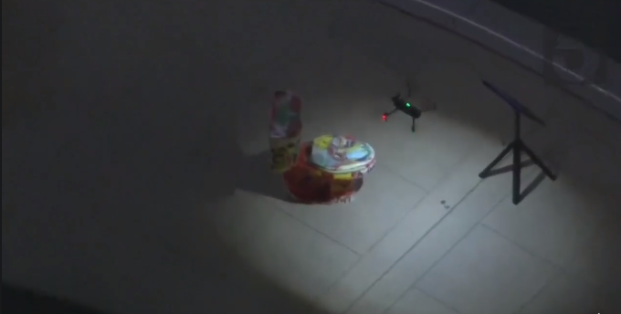 Dron y escáner de rayos X para detectar explosivos al interior del retrete. Cortesía: KTLA 5.