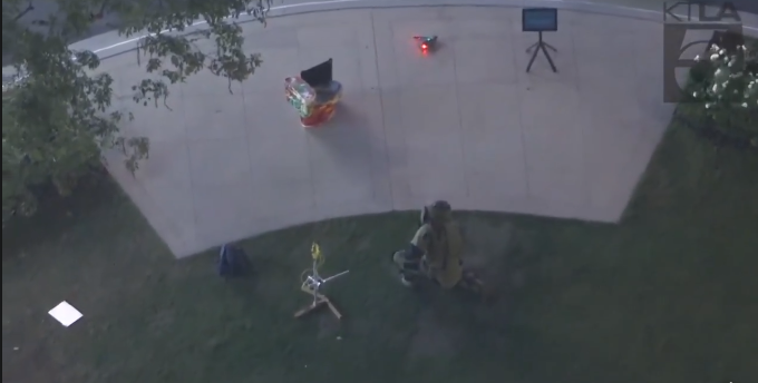 Escuadrón antiexplosivos en la escena. Cortesía: KTLA 5.