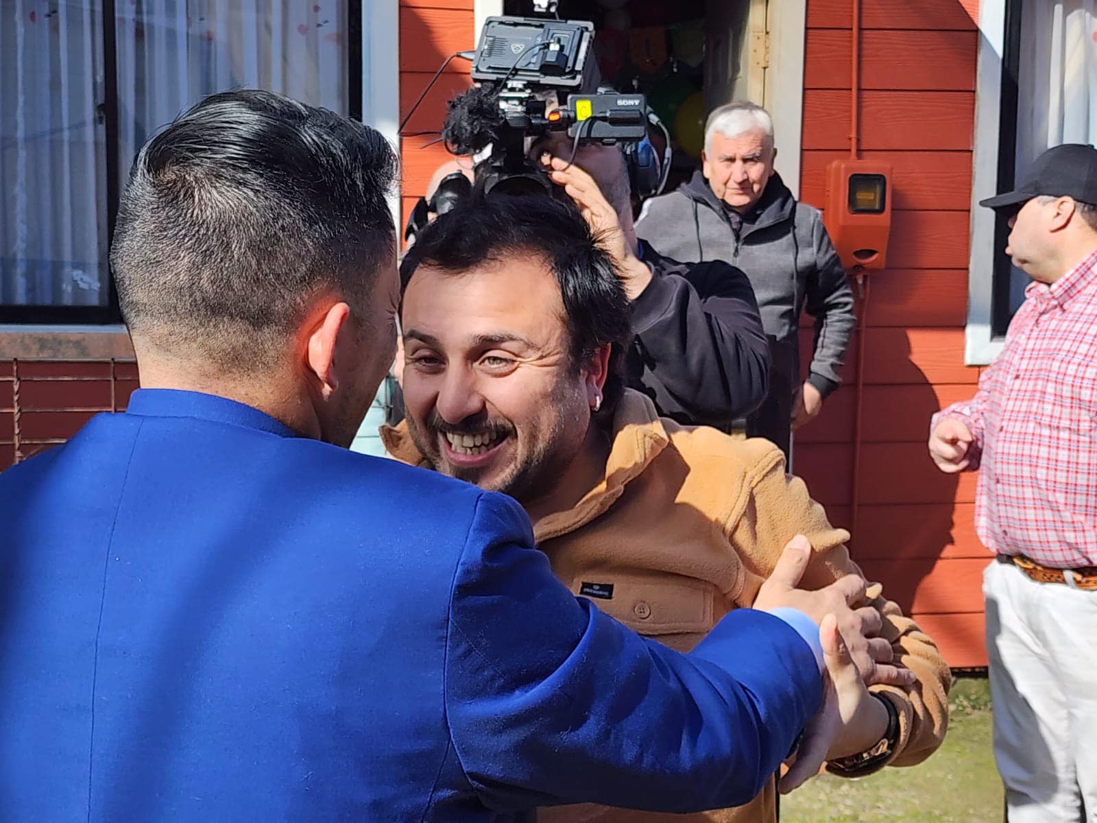 Jimmy se abrazó emotivamente con cada uno de sus hermanos. Vía Facebook: Jimmy L Thyden.