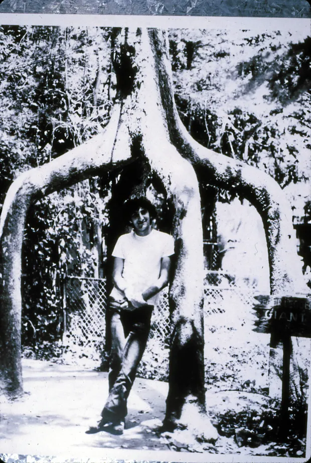 Mark Primack debajo de 'El gigante de 4 patas' en 1977. (Foto: Janet Pollock)