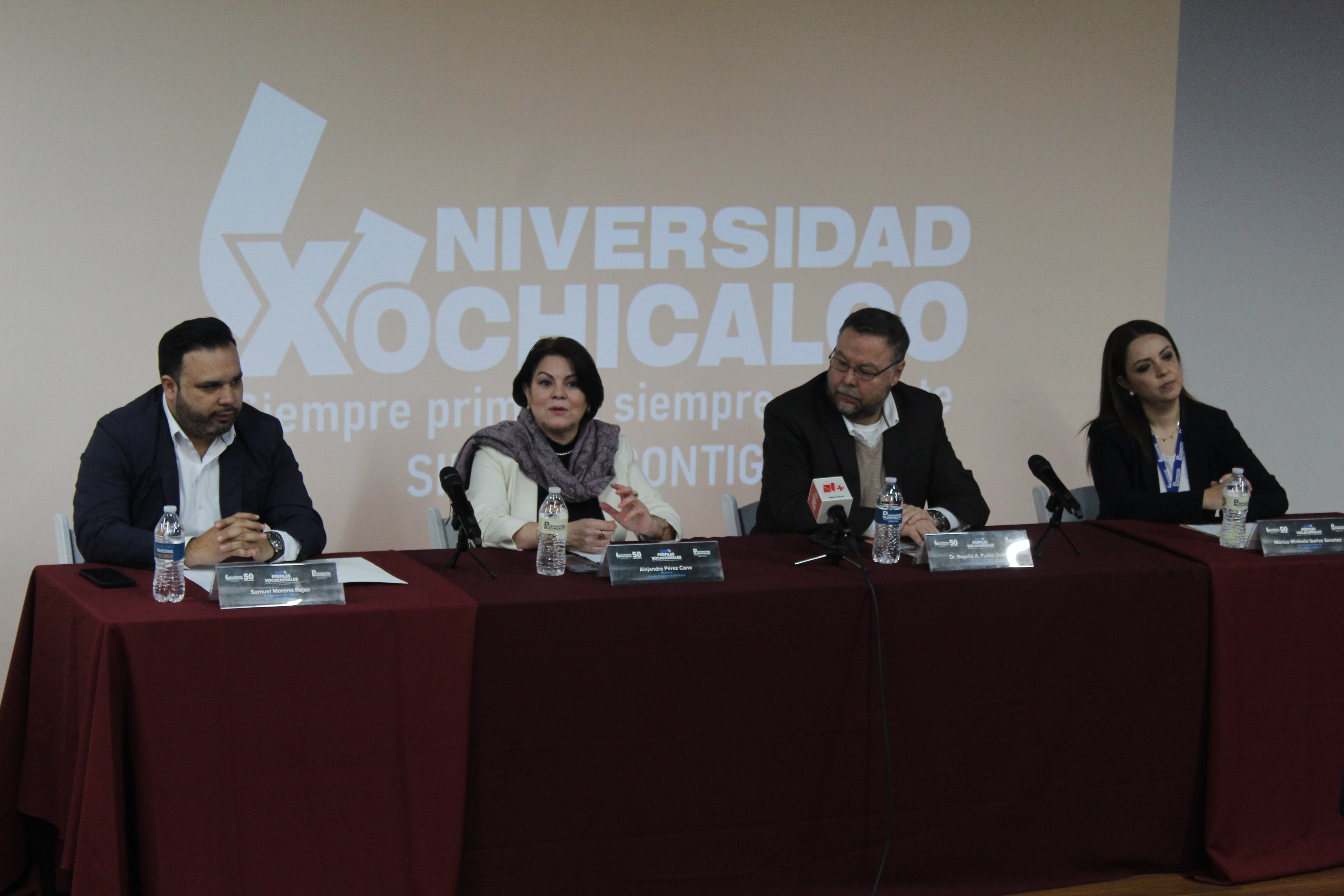 Presidium de izquierda a derecha: Mtro. Samuel Moreno Rojas; Directora, Mtra. Alejandra Pérez Cano; Dr. Rogelio A. Pulido Oviedo