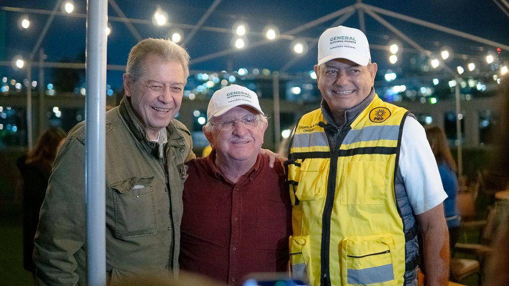 A la derecha, Alfonso Duarte; a la izquierda, Jaime Martínez Veloz; ambos candidatos a diputaciones federales.