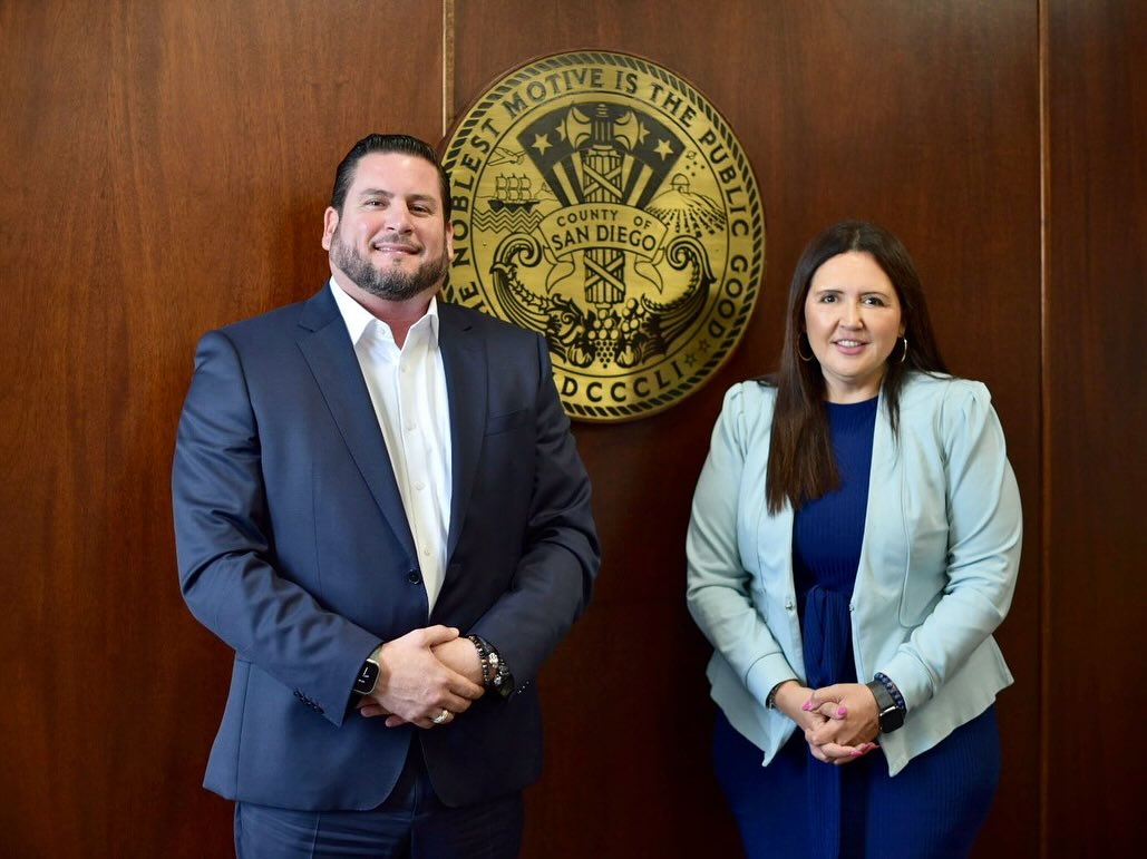 Alcalde electo Ismael Burgueño acompañado por Nora Vargas, presidenta de la junta de la Asociación de Gobiernos de San Diego