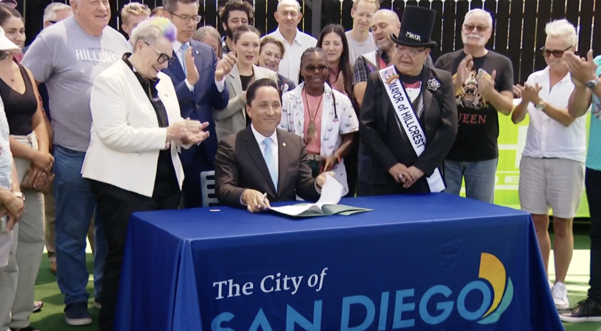 Alcalde Todd Gloria firma el plan Hillcrest/ Fotografía por: CBS 8 (Captura de pantalla)