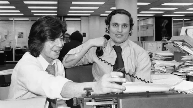Los jóvenes periodistas Bob Woodward y Carl Bernstein.
